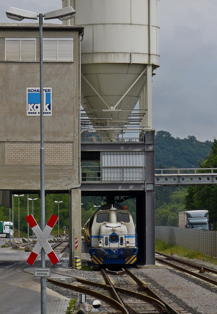 . In Runkel-Steeden kann man über den Zaun die Deutz Rangierlokomotive KG 230 B (Deutz 57716) der Schaefer Kalk GmbH & Co. KG beobachten. 26.05.2014 (Hans)

Vielen Dank an Armin für die technischen Informationen zu den Loks der Schaefer Kalk GmbH & Co. KG, die Beschreibungen musste ich nur noch abschreiben. ;-)