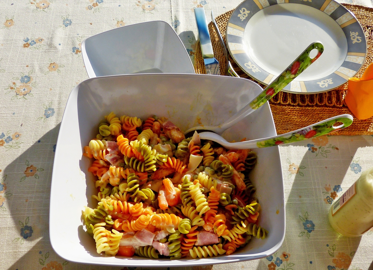 . Ivies bunter Nudelsalat rundete das k�stliche Schwenken wunderbar ab und schmeckte vorz�glich. 18.07.2014 (Hans)