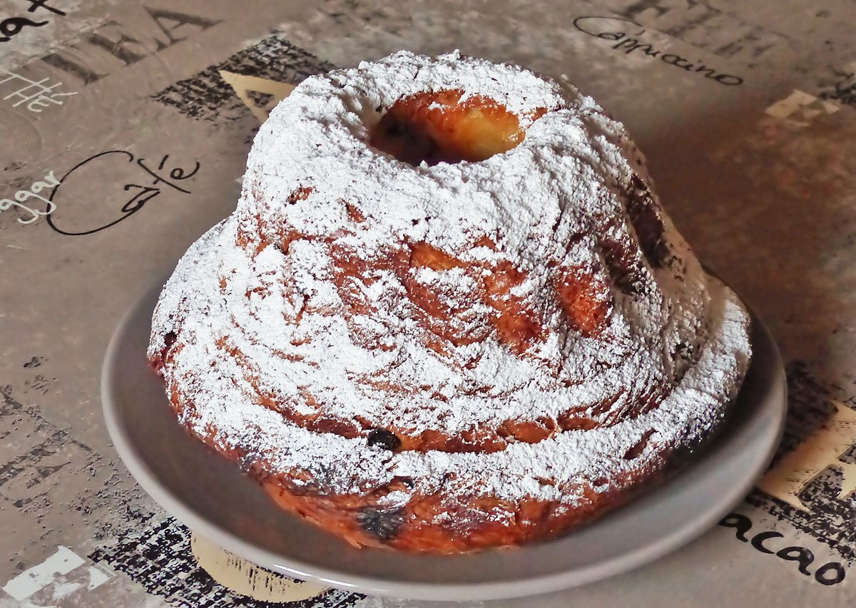 . K�stliches Elsass - Der K�jelhopf (auch Kouglof, Kougelhof, Gougelhof, Gougelhopf, Kougelhopf). Das luftige, nicht zu s��e Briochegeb�ck passt perfekt zu einem leicht gek�hlten Gewurztraminer als Ap�ro. (23.11.2015) Jeanny   