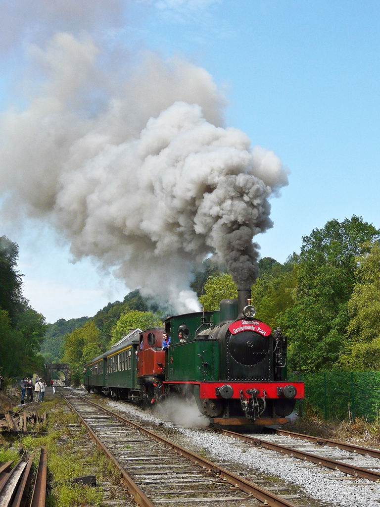 . Mit vereinten Kräften ziehen die Dampfloks Tubize 2069  Helena  des Vereins Stoomtrein Dendermonde-Puurs und die Tkh 5387 des Clubs Stoomcentrum Maldegem am 14.08.10 den Museumszug von Dorinne-Durnal nach Spontin auf der belgischen Museumsstrecke  Le Chemin de Fer du Bocq . (Jeanny)