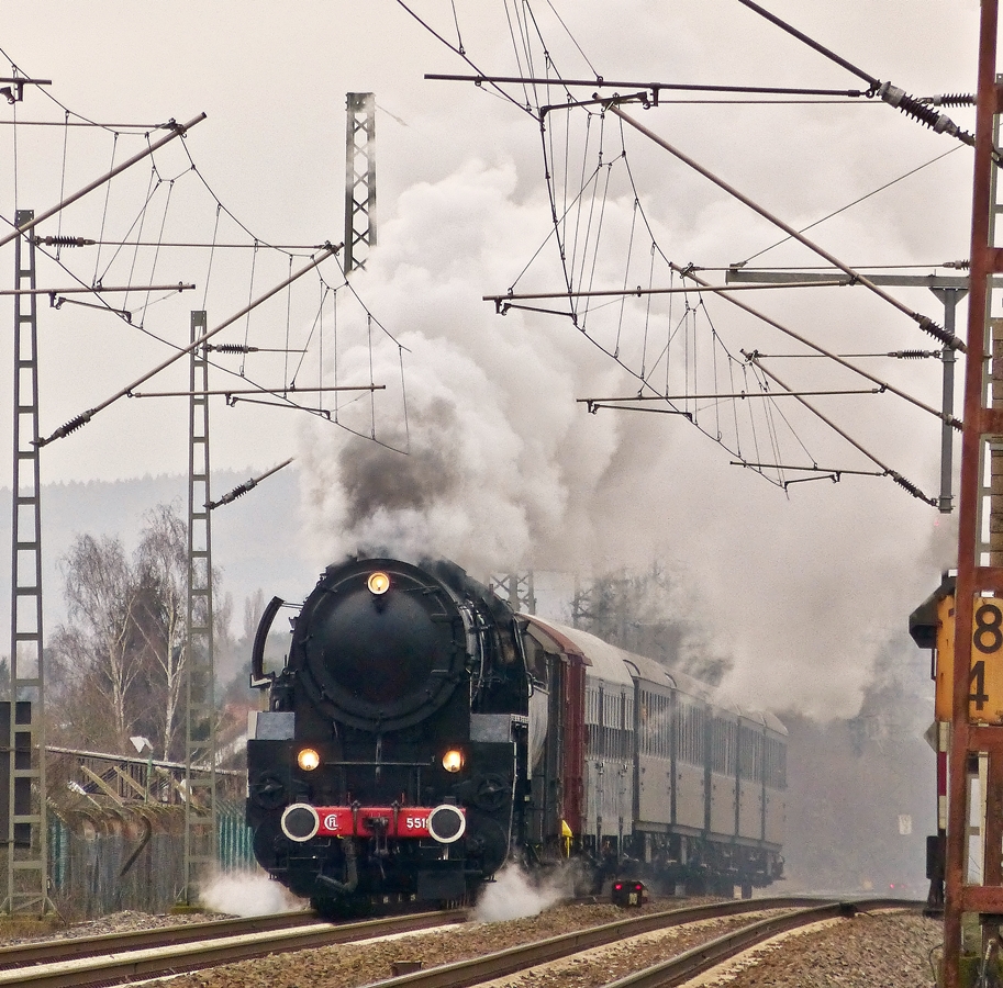 . Mit einer Versptung von fast einer halben Stunde tauchte dann die Dampflok 5519 mit ihrem Sonderzug zum Saarbrcker Christkindlmarkt am Anschluss zum Kohlefraftwerk in Ensdorf auf. 20.12.2014 (Hans)