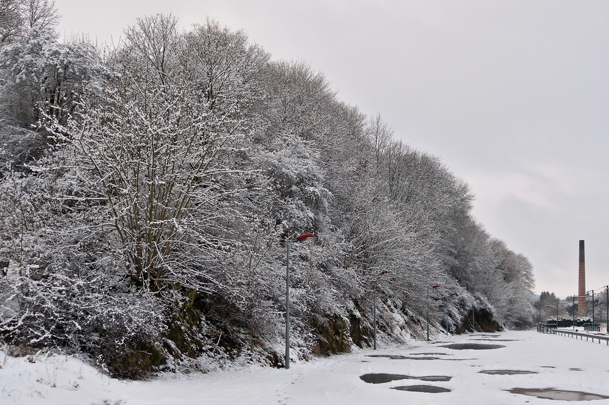 . Nachdem es in der Nacht wieder kr�ftig geschneit hatte, bot sich mir diese Aussicht heute morgen am Bahnhof in Wiltz. 01.02.2015 (Hans)