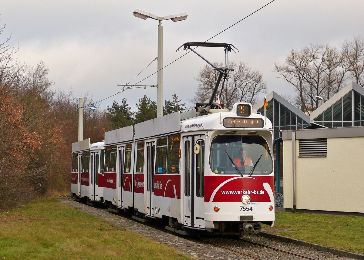 . Neujahrsrundfahrt der Braunschweiger Straenbahn - Zum zwanzigsten Mal organisierte die Braunschweiger Interessengemeinschaft Nahverkehr e.V. dieses Jahr die Neujahrsrundfahrt kreuz und quer ber das Schienennetz der Braunschweiger Verkehrs-GmbH. 

Am 04.01.2015 wurde die historische Tram N 7554 auf der Neujahrsrundfahrt eingesetzt. Hierbei handelt es sich um ein Duewag Gelektriebwagen vom Typ GT 6 der Bauart  Mannheim  aus dem Jahr 1975.

An der Haltestelle Lincolnsiedlung auf der Linie M 1 Stckheim - Wenden wurde eine Pause eingelegt, es gab einen sehr schmackhaften Imbiss und die Gelegenheit das tolle Fahrzeug zu fotografieren. (Hans)