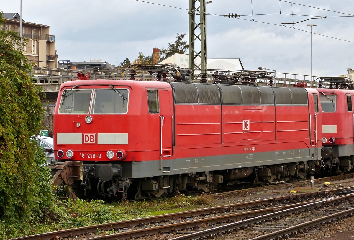 . Noch ein Auslaufmodell auf der Moselstrecke - Wenn ab dem neuen Fahrplan nur noch geKISSt und geFLIRTet wird auf der Moselstrecke, werden auch die 181er berflssig. Am 03.11.2014 war die 181 218-9 (91 80 6 181 218-9 D-DB) noch im Hauptbahnhof von Koblenz abgestellt. (Hans)