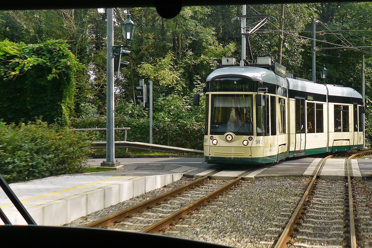 . Pstlingbergbahn - An der Kreuzungsstelle Schableder in Linz konnte ich am 14.09.2010 den bergwrtsfahrenden Bombardier Moutain Runner 502 der Pstlingbergbahn aus dem talwrtsfahrenden Wagen aus fotografieren. (Hans)