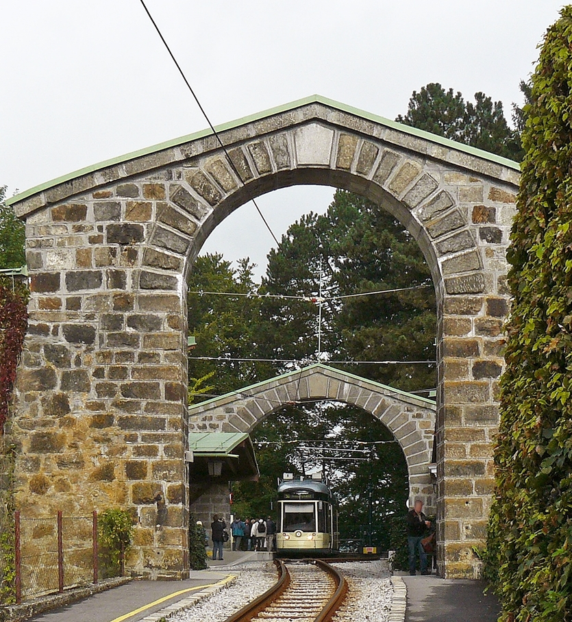 . Pstlingbergbahn - Ein Wagen der Pstlingbergbahn wartet am 14.09.2010 in der Bergstation auf die Abfahrt zum Hauptplatz in Linz. (Hans)

Die Pstlingbergbahn ist eine Schmalspurbahn in Linz, sie verbindet den Hauptplatz in der Innenstadt mit dem Pstlingberg. Die 1897 in der Meterspur errichtete Bahn verlief ursprnglich vom Bergbahnhof Urfahr auf den Pstlingberg. Zwischen 2008 und 2009 wurde sie auf 900 Millimeter umgespurt und als Linie 50 in das Netz der Linzer Straenbahn integriert. Die Pstlingbergbahn gilt ferner als eine der steilsten Adhsionsbahnen der Welt.

Die Pstlingbergbahn reklamiert fr sich den Titel Steilste Adhsionsbahn der Welt. Die Steigung betrgt fast durchgehend 105 ‰. Neuere Vermessungen ergaben sogar eine Maximalsteigung von 116 ‰ am sogenannten Hohen Damm. Eine noch grere Steigung weist die Linie 28E der Straenbahn Lissabon auf, die auf einem kurzen Abschnitt 135 ‰ erreicht. Auerdem gab es in der Stadt Laon von 1899 bis 1971 eine Straenbahn mit einer 750 Meter langen und 129 ‰ steilen Rampe, die dort vorhandene Zahnstange diente nur zum Bremsen.
