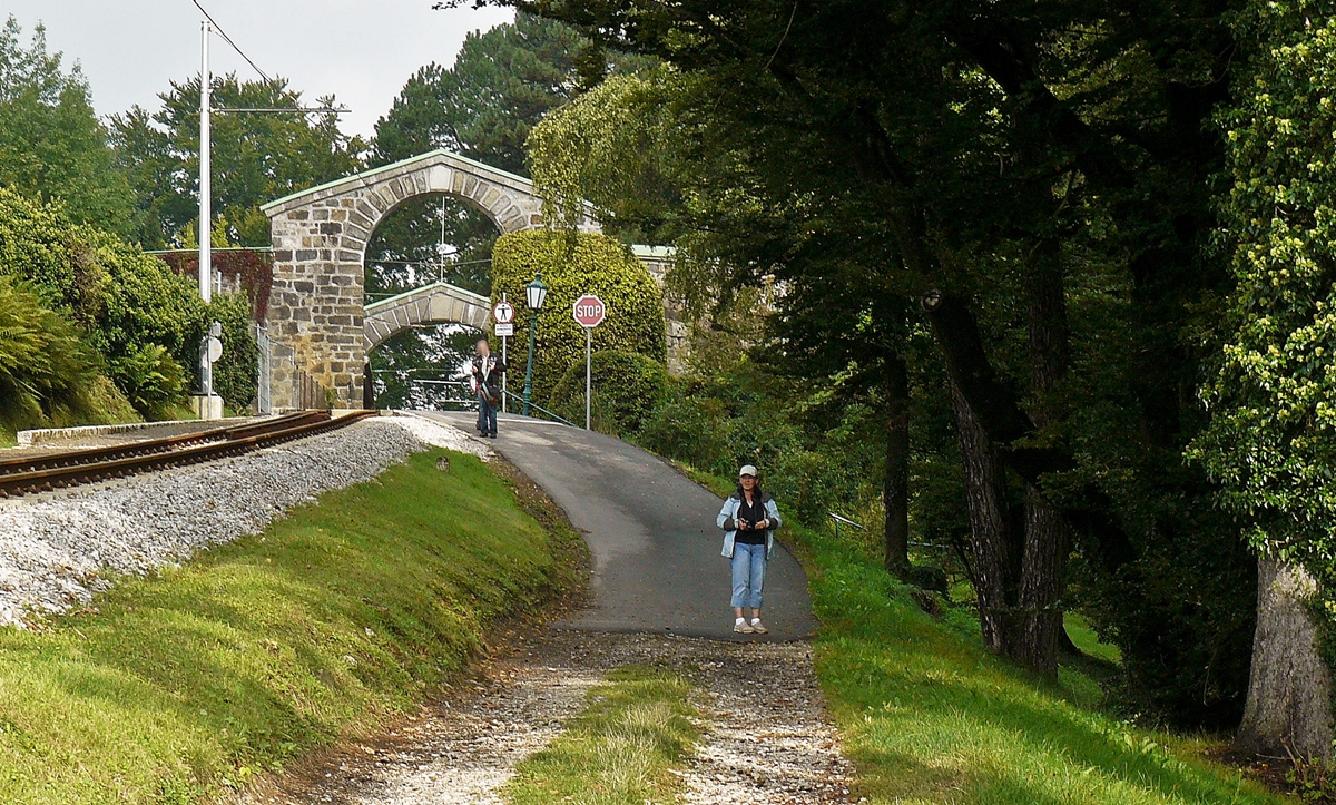 . Pstlingbergbahn - Nrdlich der Donau erhebt sich in Linz der Pstlingberg. Wegen seiner beherrschenden Lage und der 1848 erbauten Wallfahrtskirche wurde er schon bald zum Wahrzeichen der obersterreichischen Landeshauptstadt. Die 1897 in der Meterspur errichtete Bahn verlief ursprnglich vom Bergbahnhof Urfahr auf den Pstlingberg. Zwischen 2008 und 2009 wurde sie auf 900 Millimeter umgespurt und als Linie 50 in das Netz der Linzer Straenbahn integriert. In einem ehemaligen Befestigungsturm auf dem Pstlingberg befindet sich die Bergstation der Pstlingbergbahn und wurde am 14.09.2010 bildlich festgehalten. (Hans)
