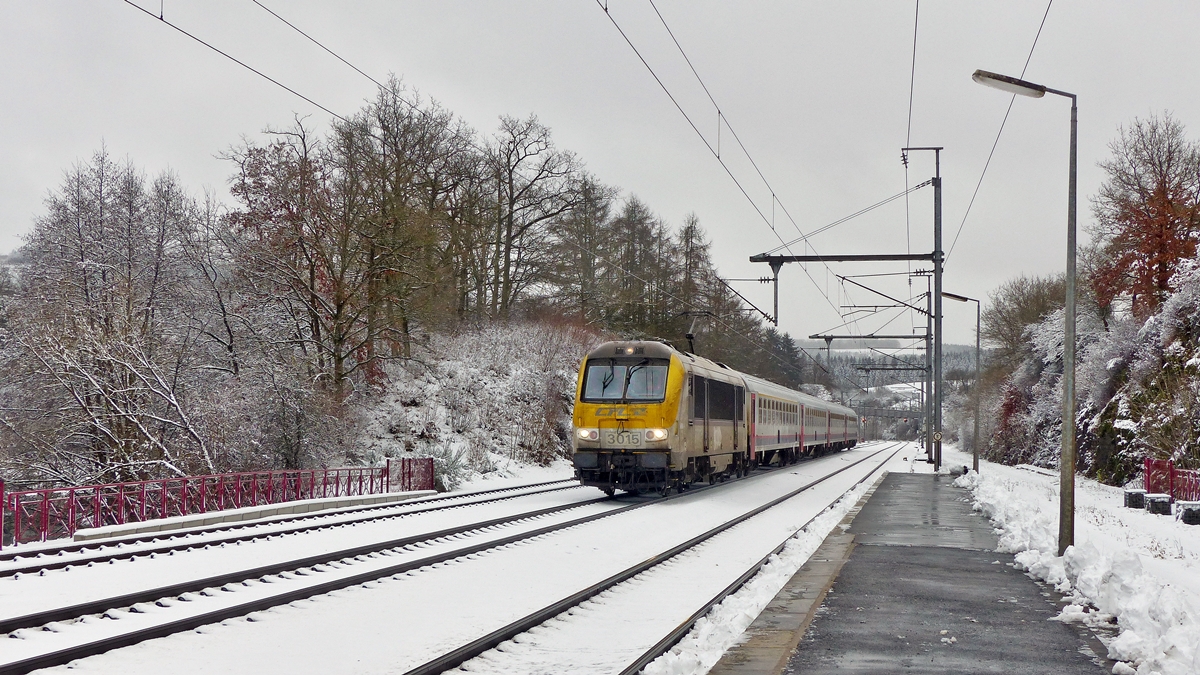 . Schmutziger geht's nimmer - Die vor Schmutz strotzende 3015 erreicht mit dem IC 113 Luxembourg - Liers den Bahnhof von Wilwerwiltz. 27.12.2014 (Jeanny)