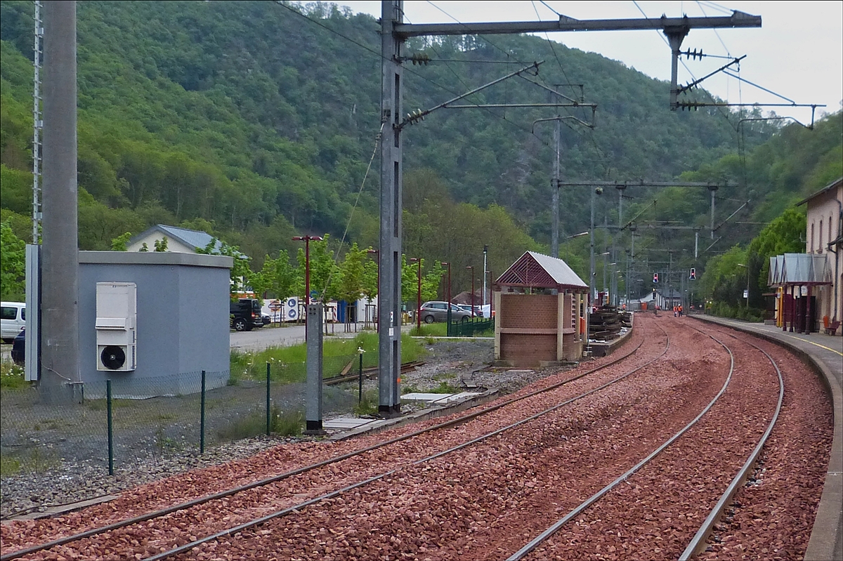 . Schwellen, Schienen und Schotter liegen bereit, nun fehlt nur noch die Stopfmachine und der Schotterpflug,  Kautenbach 18.05.2016 