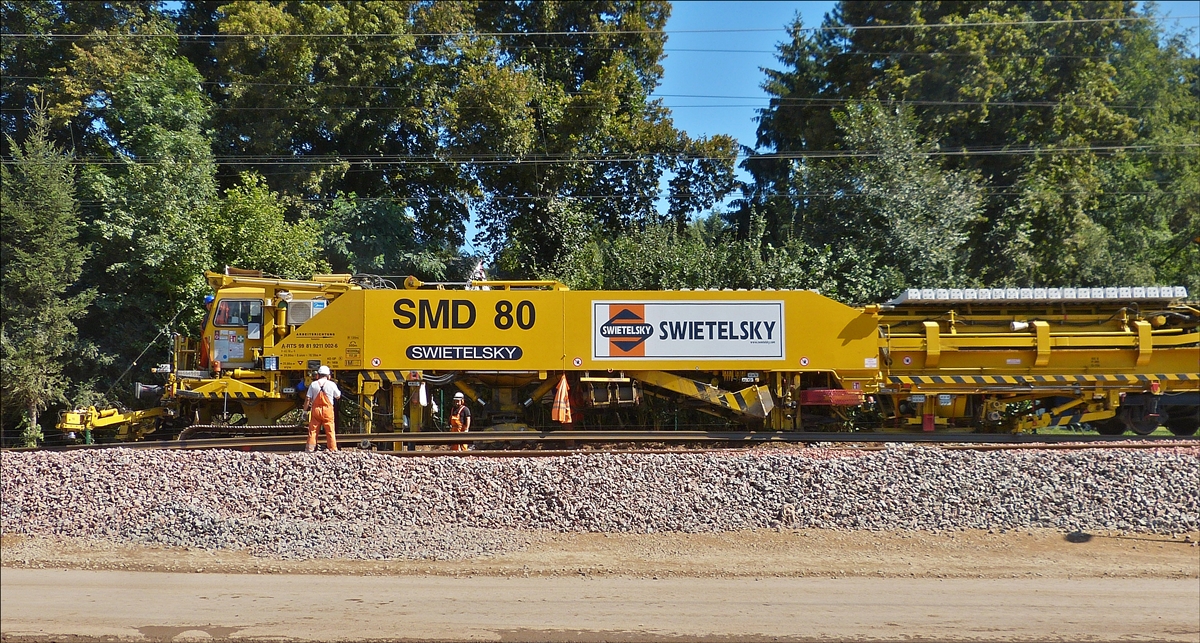 . Schweres Nebenfahrzeug Nr A-Rts 99 81 9211 002-6, Art: Schnellumbauzug SMD 80 mit Raupenantrieb der Gleisbaufirma Swietelsky, Eigengewicht 183,5 t, max 100 km/h, gesehen am 06.09.2016 auf der Bahnbaustelle in Schieren. 