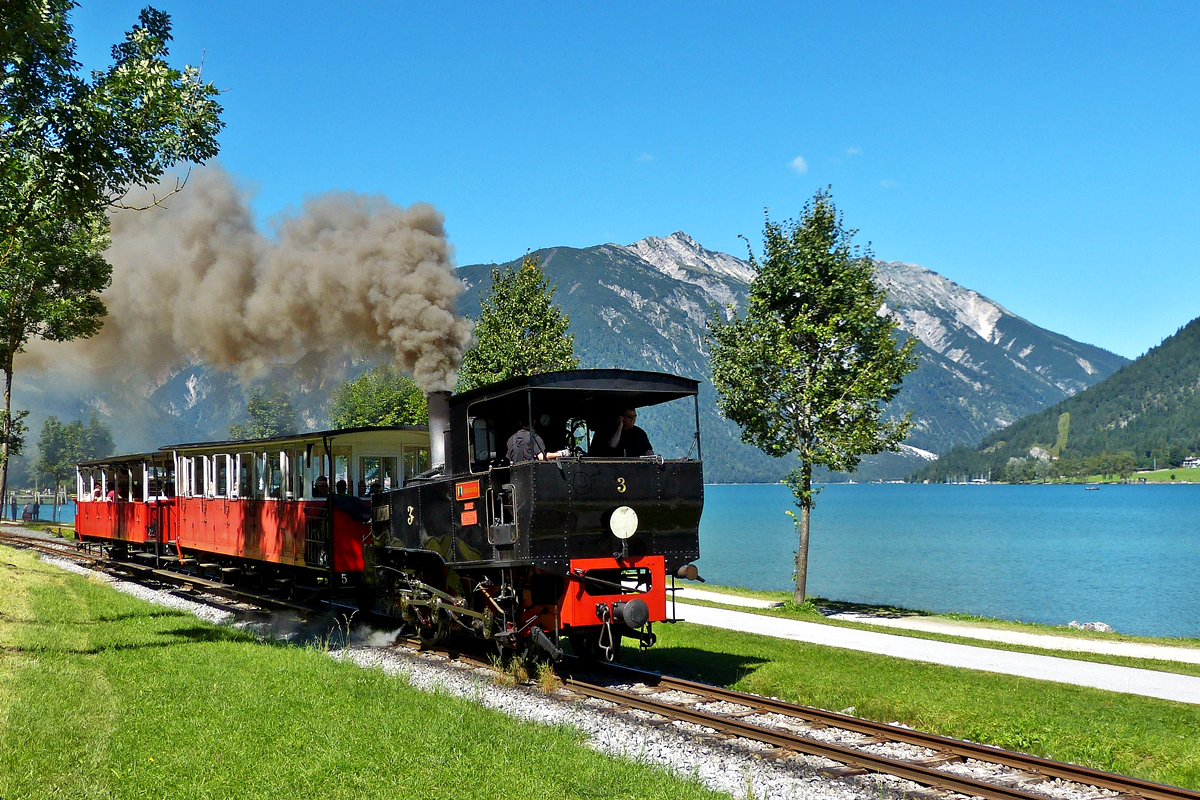 . So schn kann Urlaub sein - Bei Kaiserwetter fhrt ein Zug der Achenseebahn am strahlend blauen Achensee entlang auf seinem Weg von der Schiffstation Maurach Seespitz zu der Haltestelle Maurach Mitte. 23.08.2016 (Hans)