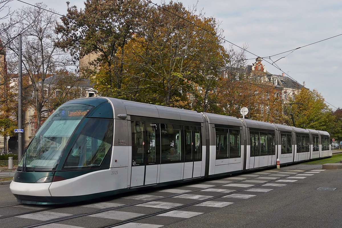 . Strasbourg - Der Alstom Citadis N° 2025 der CTS (Compagnie des transports strasbourgeois) erreicht am 30.10.2011 die Haltestelle Parc du Contades in der Avenue de la Paix in Straßburg. (Jeanny)

Die CTS (Compagnie des transports strasbourgeois) verfügt z.Z. über 41 Alstom Citadis Trams.

Der Bau der Straßenbahnzüge war nach dem Konkurs von Socimi vom Konsortialpartner ABB übernommen worden; nach diversen Firmenübernahmen und Fusionen wurde die Eurotram von Bombardier Transportation angeboten. Aus Kostengründen – die Eurotram war rund ein Drittel teurer als vergleichbare Fahrzeuge – vergab die CTS (Compagnie des transports strasbourgeois) am 15. Juli 2003 den Auftrag für die dritte Lieferung von Fahrzeugen an Alstom. Bestellt wurden 35 siebenteilige Straßenbahnwagen vom Typ Citadis 403, ferner vereinbarten die Vertragspartner eine Option über zusätzliche 12 Wagen. Ab 2005 lieferte Alstom 41 zehnachsige Fahrzeuge mit einer Länge von 45,06 Meter und einer Kapazität von 288 Fahrgästen aus. Die Frontpartie der Citadis-Züge wurde jener der Eurotram nachempfunden. Der Citadis 403 hat unter den Fahrerkabinen ungebremste Kleinraddrehgestelle, die Fahrerkabinen sind dadurch außerordenlich lang. Drei weitere feste zweiachsige Fahrgestelle befinden sich unter den Gelenkwagen. Citadis Trams gibt es inzwischen in sehr vielen Städten, diese spezielle Bauart mit Kleinraddrehgestellen unter den Führerhäusern allerdings nur in Straßburg.