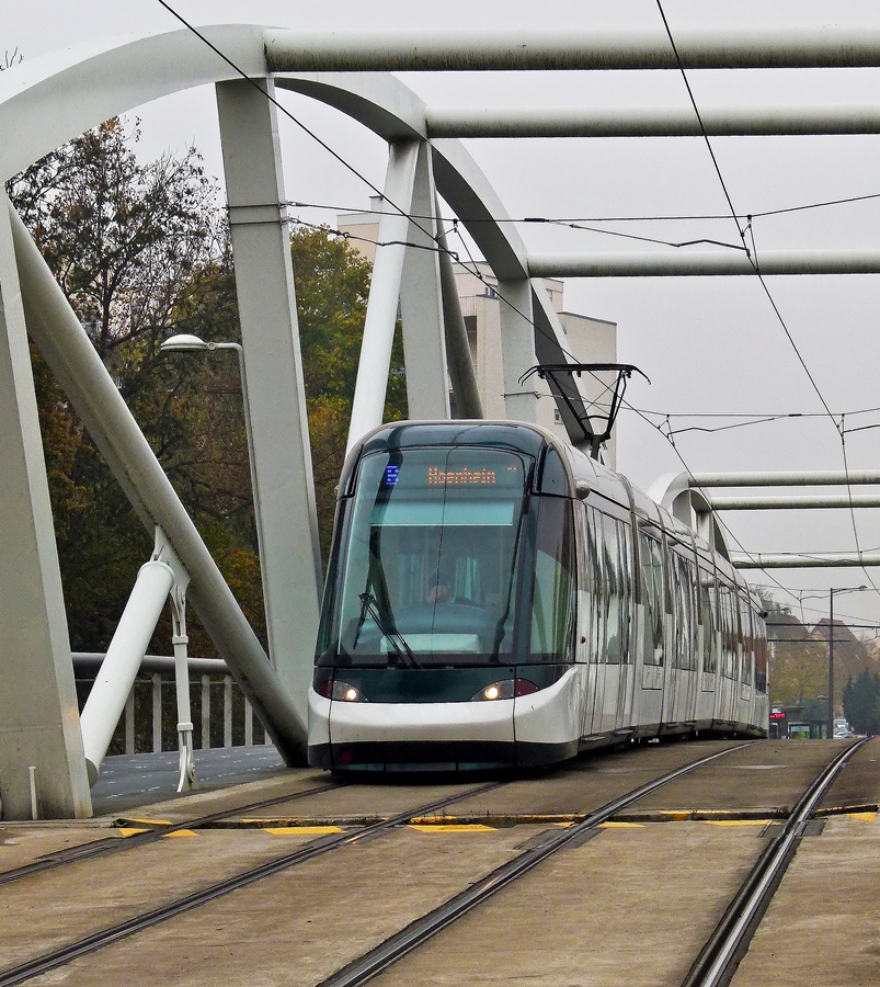 . Strasbourg - Eine Alstom Citadis 403 Tram befährt am 29.10.2011 die Straßenbahnbrücke über die Ill im Straßburger Stadtteil Montagne verte zwischen den Haltestellen Martin Schongauer und Elmerforst. Diese Brücke wurde eigens für die Strasburger Straßenbahn gebaut, rechts und links werden die Gleise von Fußgängerwegen flankiert. (Jeanny)
