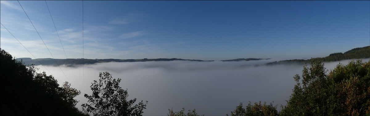 - �ber den Wolken - Auf einem Parkplatz nahe Kaundorf entstand dieses Panoramafoto vom Stausee der Obersauer, der leider unter einer kompakten Wilkendecke liegt. 06.10.2018 (Jeanny)
