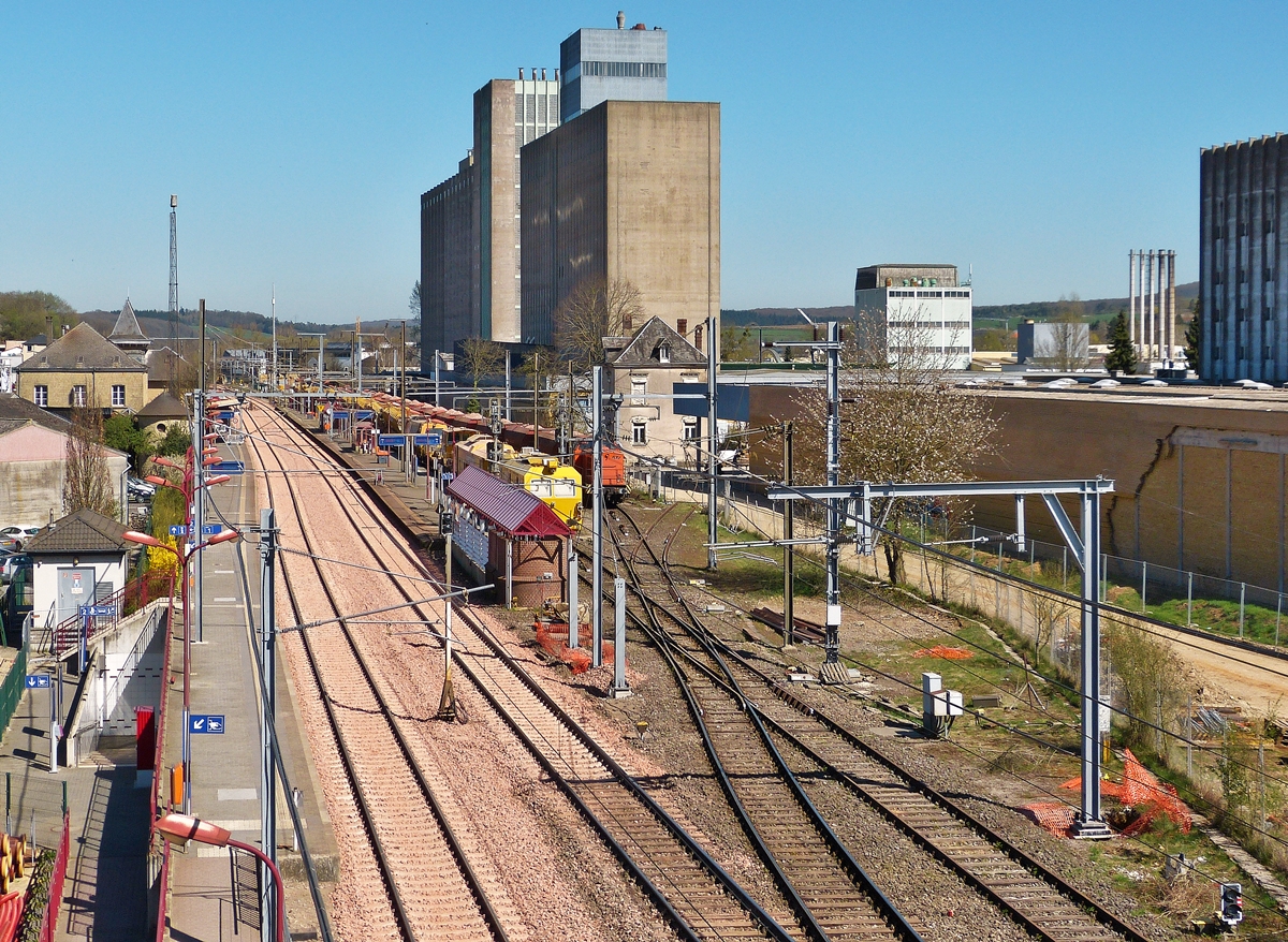 . bersicht auf den verwaisten Bahnhof von Mersch am 15.04.2015. Bis auf die Weichen, wurden beide Gleise mit neunen Schienen versehen, whrend auf der Strecke zwischen Mersch und Lorentzweiler nur ein Gleis erneuert wurde. Die Arbeiten sind so gut wie abgeschlossen, nchste Woche (Ende der Osterferien in Luxemburg) soll der Bahnverkehr wieder normal rollen. (Hans)