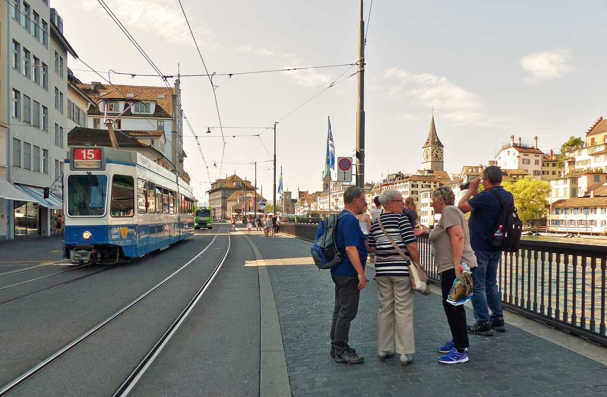 . Whrend angeregt diskutiert wird, fhrt ein Tram 2000 auf der Linie 15 ber den Limmatquai in Zrich. 06.06.2015 (Jeanny)  