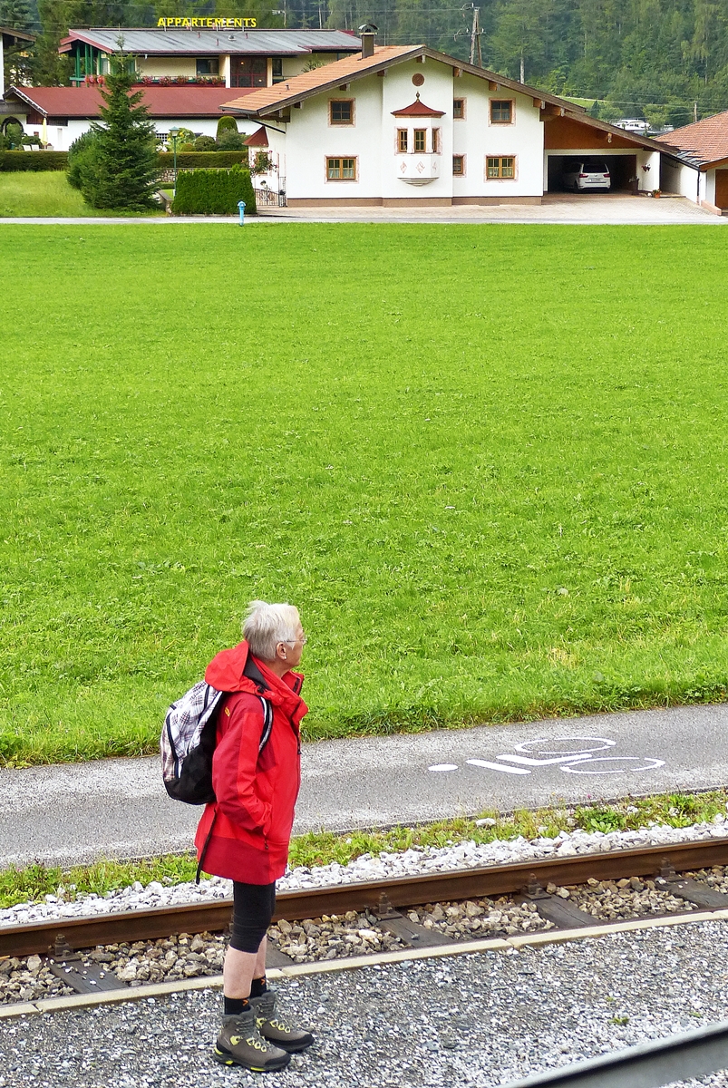 . Warten auf die Achenseebahn in Maurach. 22.08.2016 (Hans)