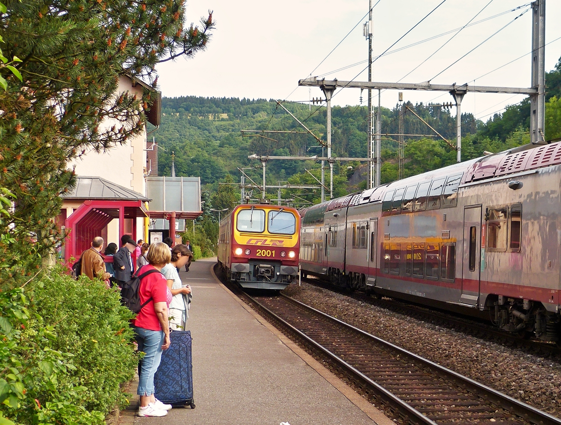 . Warten auf den Zug in Kautenbach - Der Triebzug Z 2001 fhrt als RE 3733 Troisvierges - Luxembourg in den Bahnhof von Kautenbach ein, whrend am anderen Bahnsteig eine Computermaus als RE 3808 Luxembourg - Troisvierges auf die Weiterfahrt wartet. 26.06.2015 (Hans)