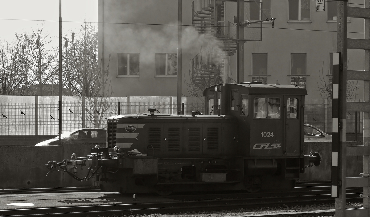 . Wie gut, ist der Bahnhof von Luxemburg-Stadt kein rauchfreier Bahnhof - Im morgentlichem Gegenlicht verrichtet die mittlerweile 58-jährige Kleindiesellok 1024 (eine Deutz des Typs A8 L614) dort Rangierarbeiten. (Jeanny)