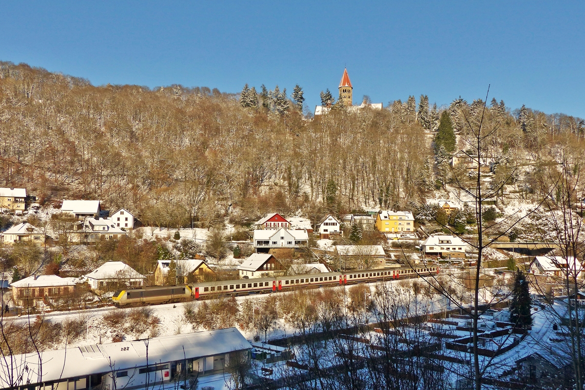 . Winter in Clervaux - Die Fotostelle in der  Welzerstrooss  in Clervaux bietet nur noch sehr wenige Möglichkeiten den Zug unverdeckt abzulichten. Die leider auch sehr schmutzige 3013 mit dem IC 110 Liers - Luxembourg am Haken fährt unter der Benediktiner Abtei St Maurice am Campingplatz in Clervaux vorbei. 28.12.2014 (Jeanny)