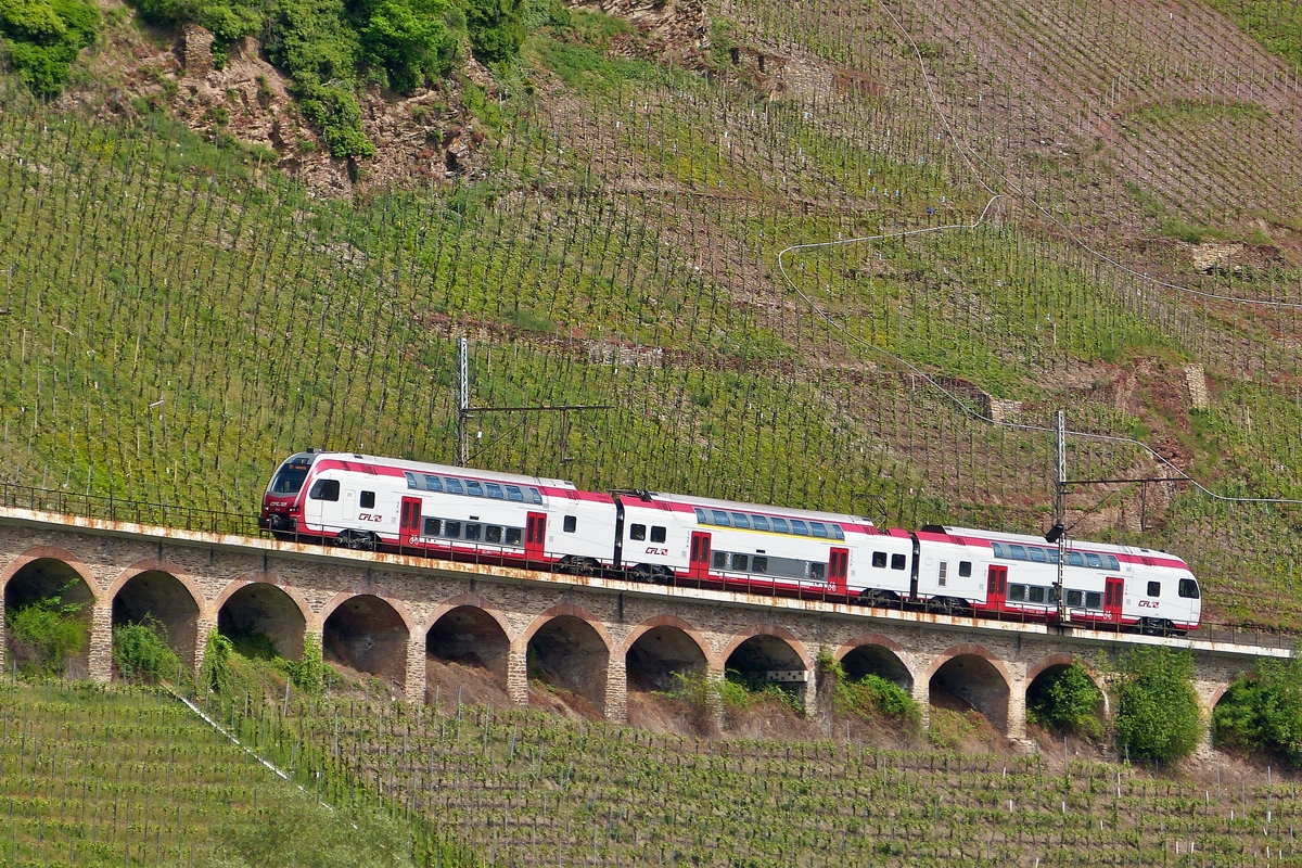 . Wir waren extra nach Pnderich gefahren, um den CFL KISS zusammen mit dem DB Regio SWEX zu fotografieren, deshalb staunten wir nicht schlecht, als pltzlich ein CFL KISS solo auf dem Pndericher Hangviadukt auftauchte.

Ein unbekannt gebliebener CFL KISS fhrt am 13.05.2015 als RE 5108 Koblenz - Luxembourg auf der Moselstrecke in der Nhe von Pnderich. (Hans)