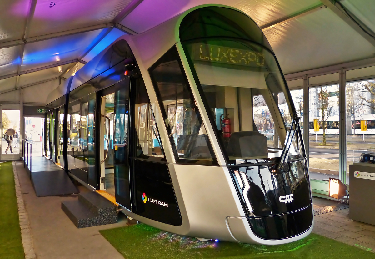 . Zur Zeit ist ein Modell im Mastab 1:1 von einem zuknftigen Straenbahnwagen der Stadt Luxemburg in Luxemburg-Kirchberg ausgestellt und kann dort besichtigt werden. Weitere Infos zur Luxtram gibt es hier (sogar in deutscher Sprache!): http://www.luxtram.lu/de/
14.12.2015 (Hans)
