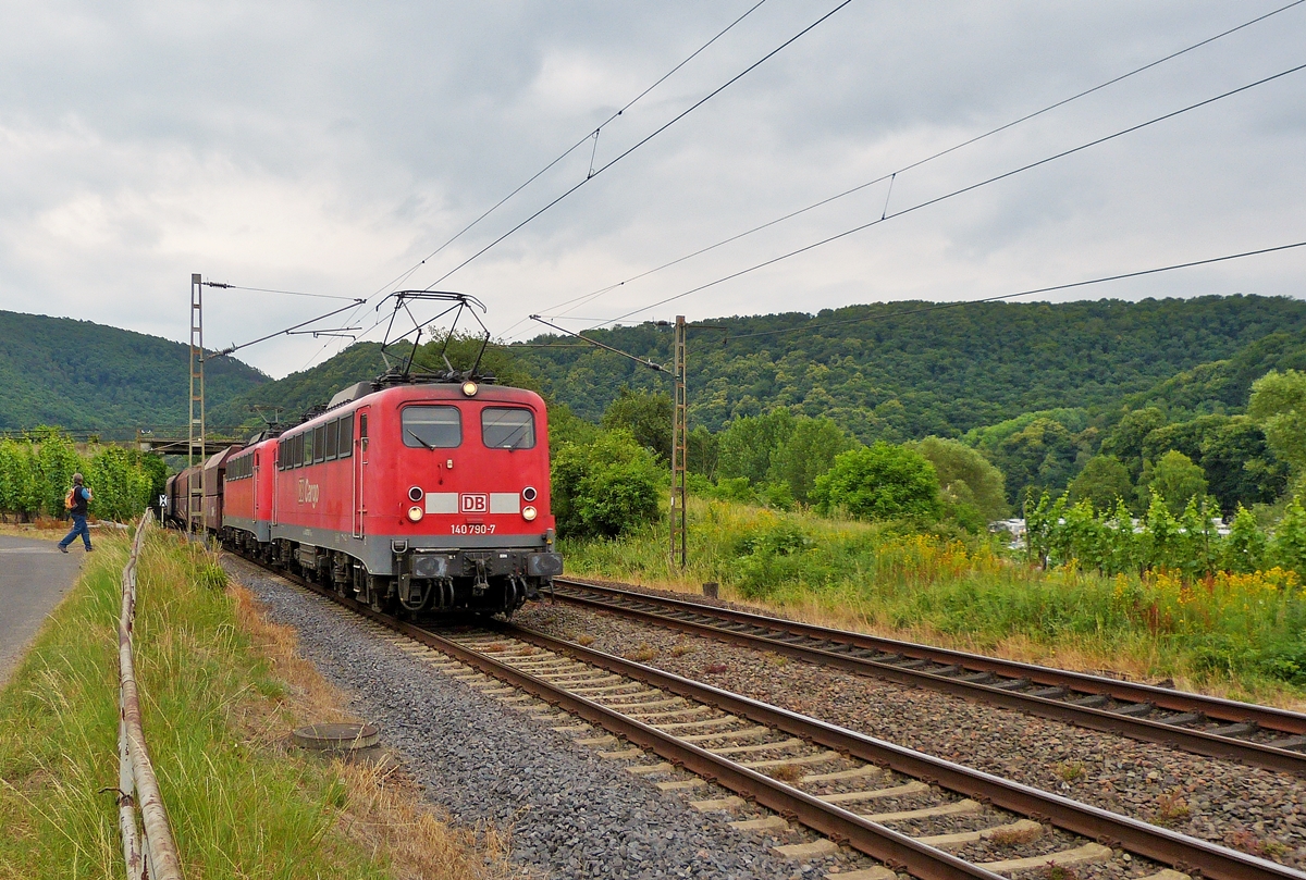 . Zwei Loks der BR 140 ziehen einen Güterzug über die Moselstrecke in der Nähe von Winningen. 20.06.2014 (Hans)