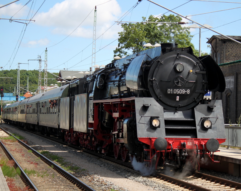01 0509-8 mit Sonderzug 61497 nach Putbus im Bahnhof Bergen auf Rgen.14.06.2014