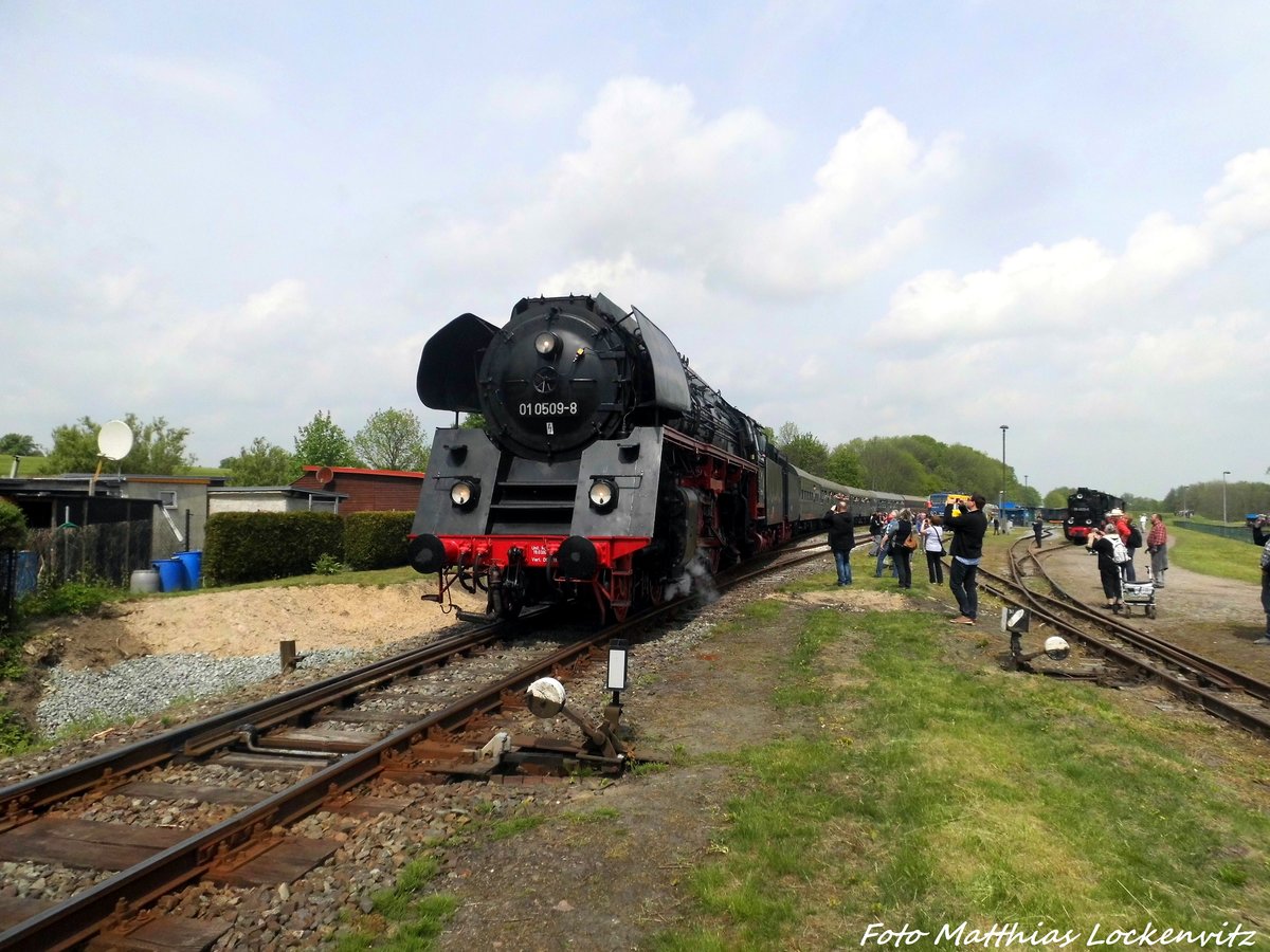01 0509 F�hrt mit dem Sonderzug in den Putbusser Bahnhof ein am 21.5.16