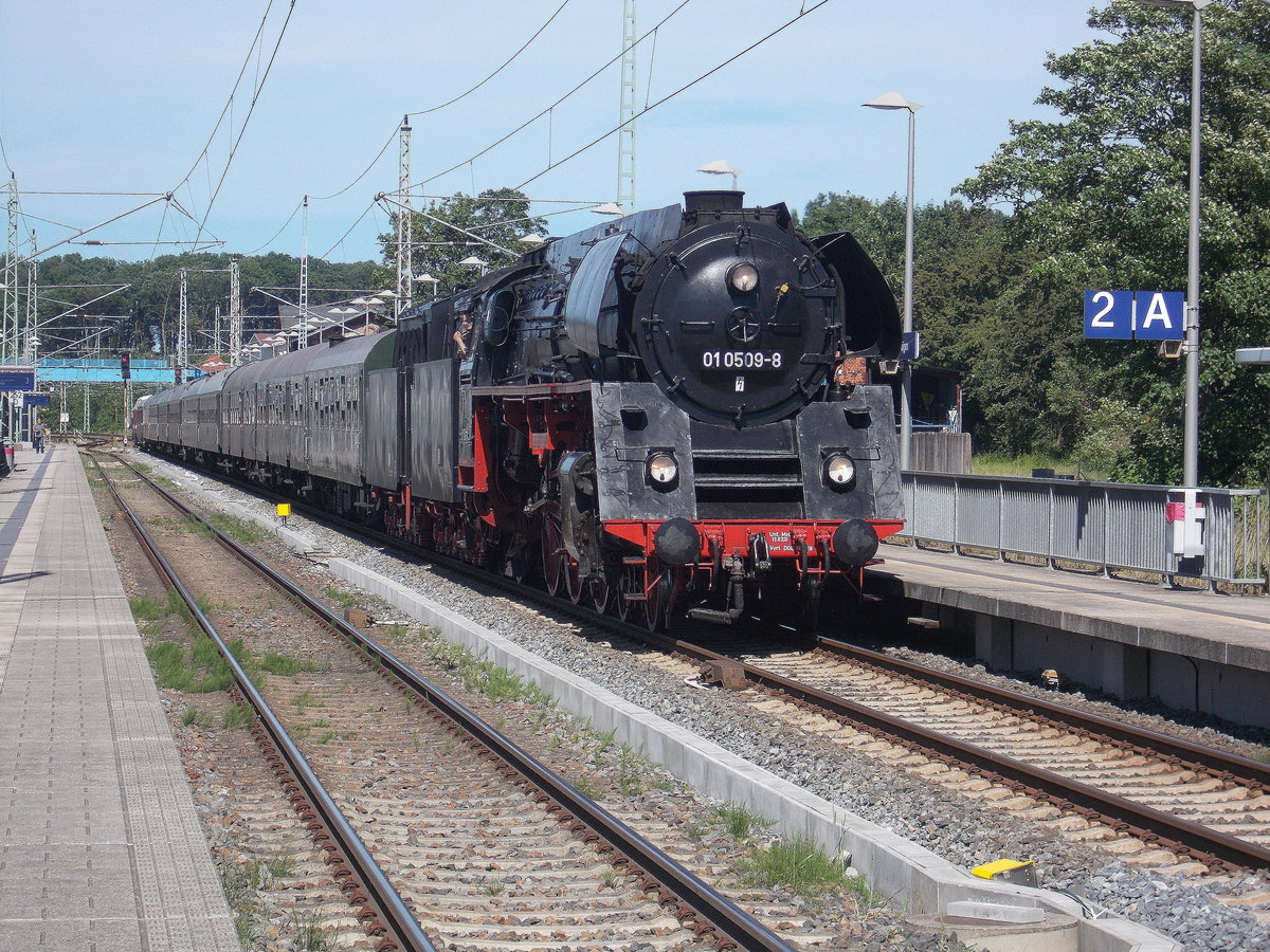 01 0509 um wieder nach Putbus zukommen hatte die 01 0509,am 10.Juni 2017,den Leerpark in Bergen/Rgen nach Gleis 2 umgesetzt.