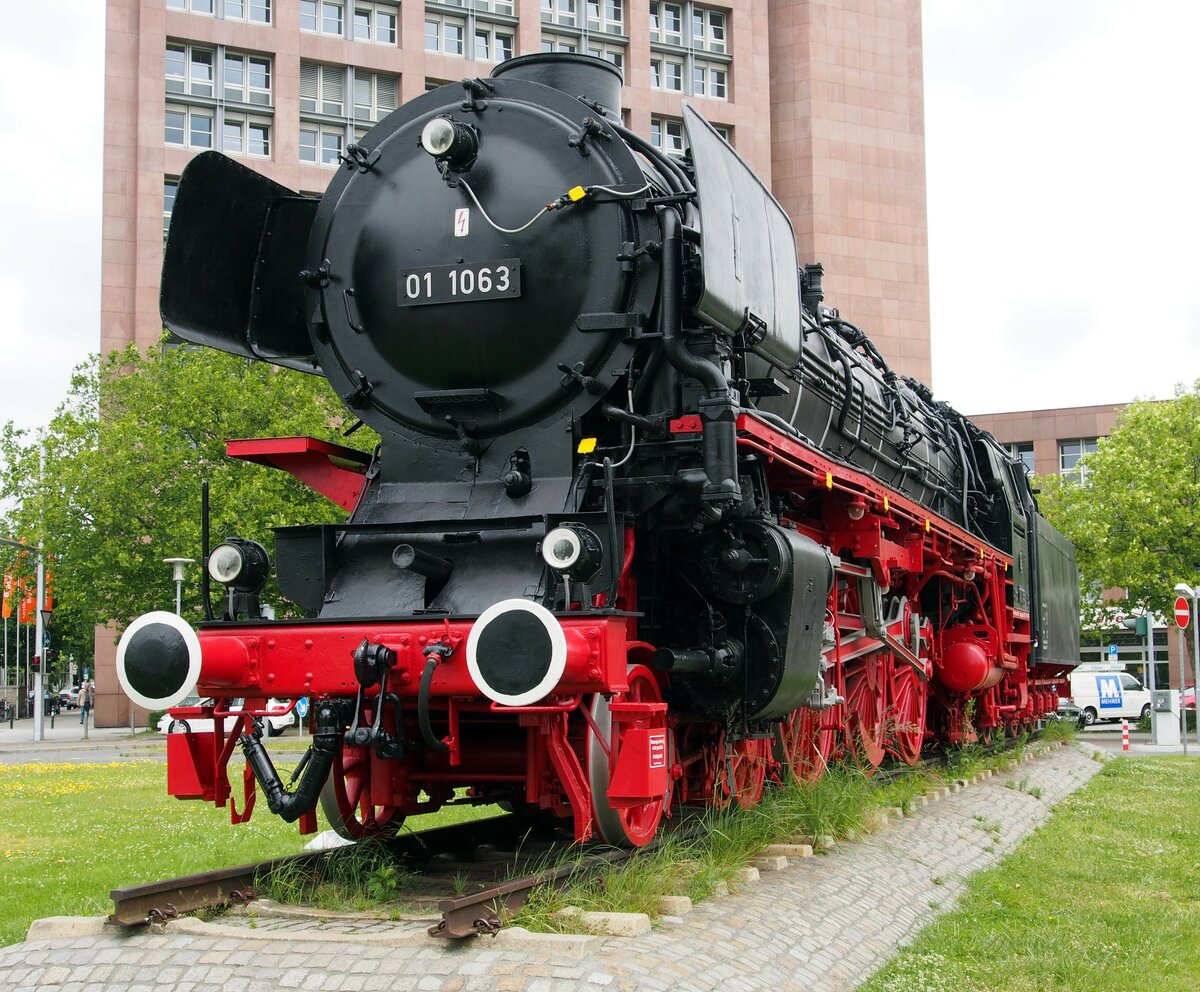 01 1063 auf dem Sockel in Braunschweig am 16.06.2014.