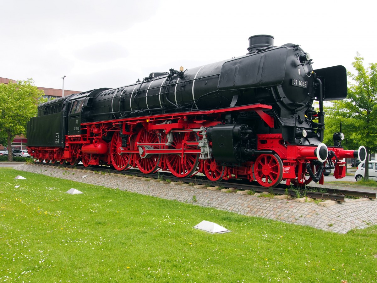 01 1063 in Braunschweig beim Hauptbahnhof am 16.06.2014.