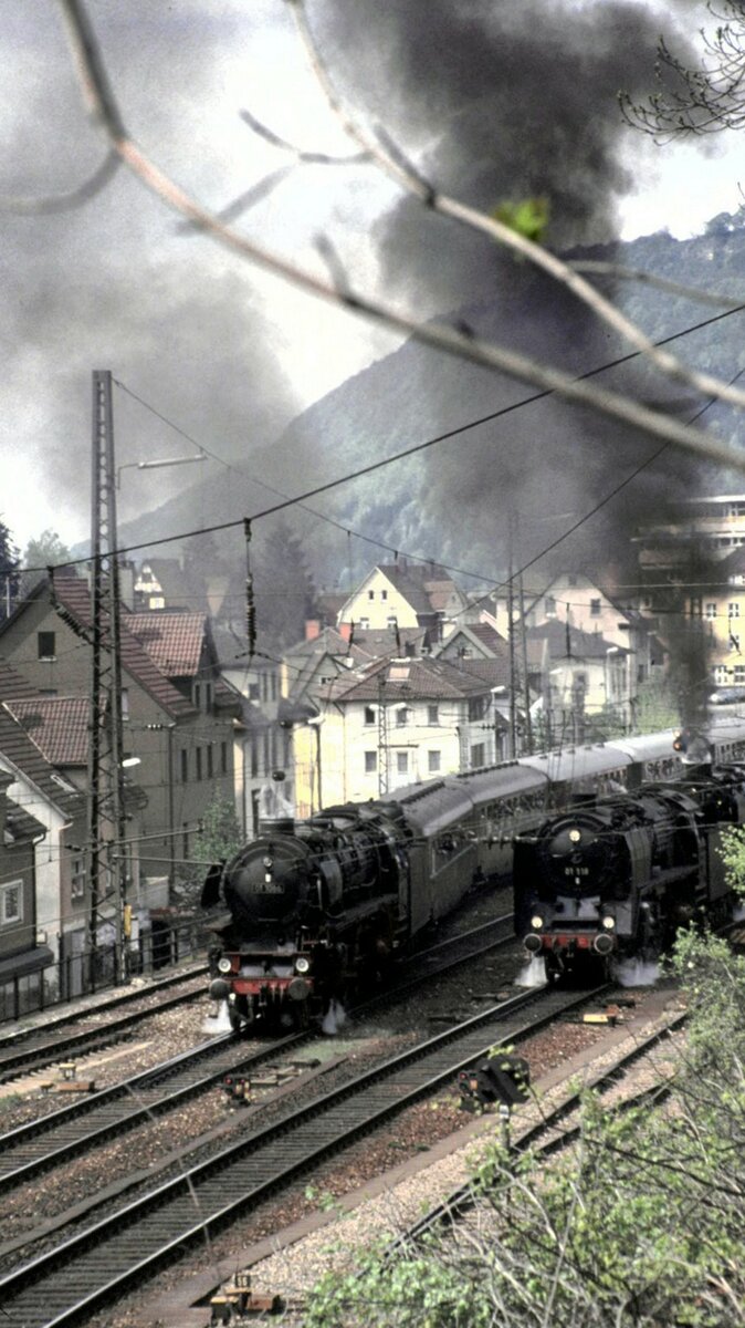 01 1066 und 01 118 mit 01 1100 Ausfahrt aus Geislingen/Steige am 30.04.1994.