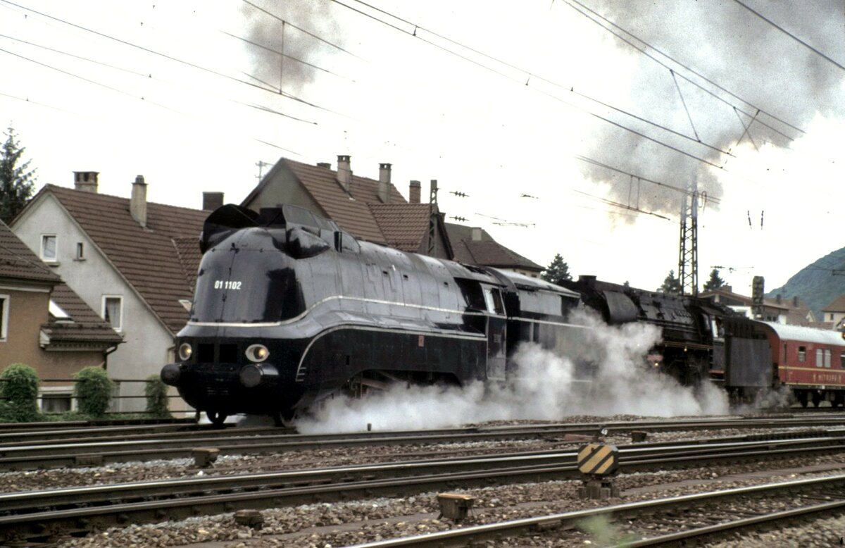 01 1102 und 01 519 Ausfahrt mit einem Sonderzug aus Geislingen Steige am 07.07.1996.