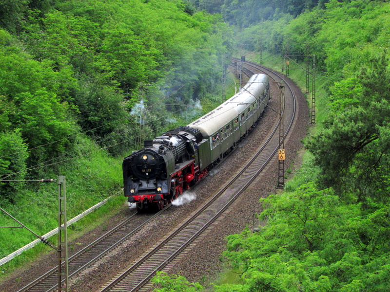 01 118(Historische Eisenbahn Frankfurt) fuhr am Tag 2 des Dampfspektakels zwischen Weinheim und Darmstadt.Hier ist sie auf dem Weg nach Neustadt/Weinstra�e um dort Feierabend zumachen.Aufgenommen am Do,29.Mai.2014 kurz hinter Darmstadt S�d.
Bild des Monats Mai.2014.