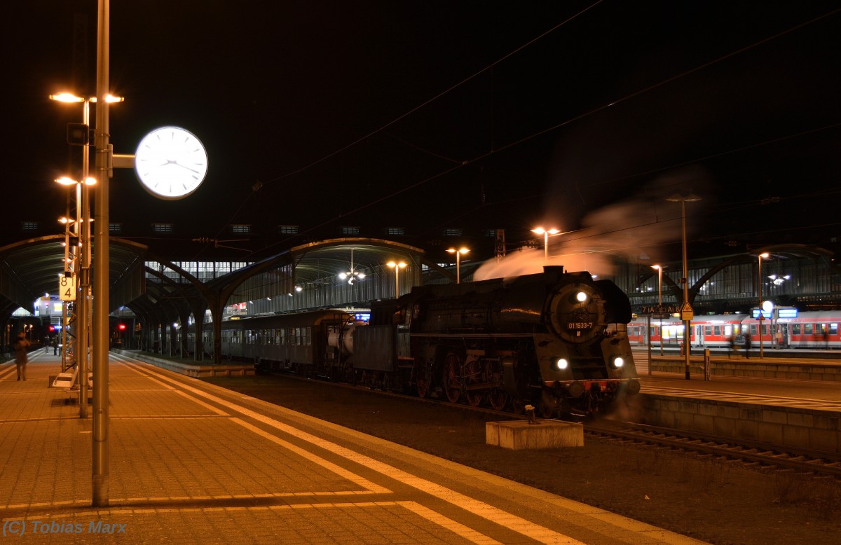 01 1533-7 der ÖGEG beförderte am 06.02.2016 einen Sonderzug der Ef Treysa von Treysa nach Speyer. Hier beim Halt auf der Rückfahrt im Darmstädter Hbf.