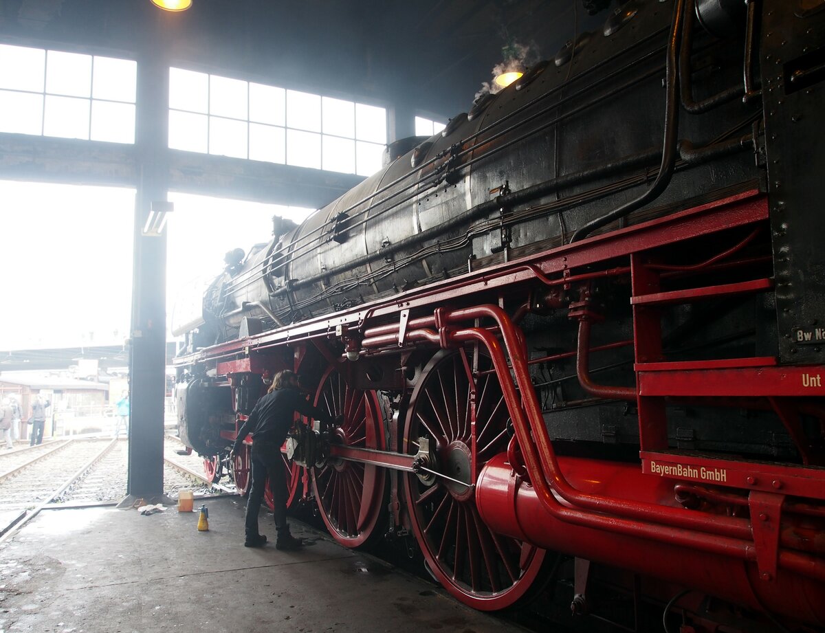 01 180 beim 7. Dampfloktreffen in Dresden Altstadt; Lokschuppenatmosphäre am 17.04.2015.