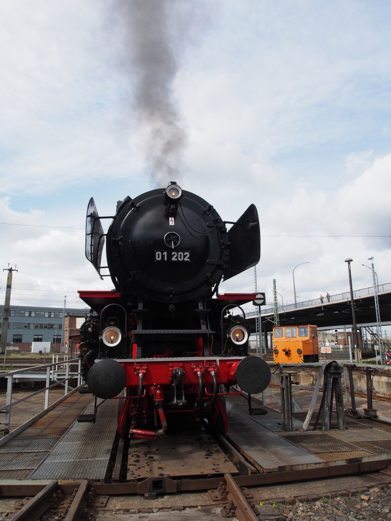 01 202 auf der Drehscheibe im Bw Dresden Altstadt beim 7.Dresdner Dampfloktreffen am 17.04.2015.