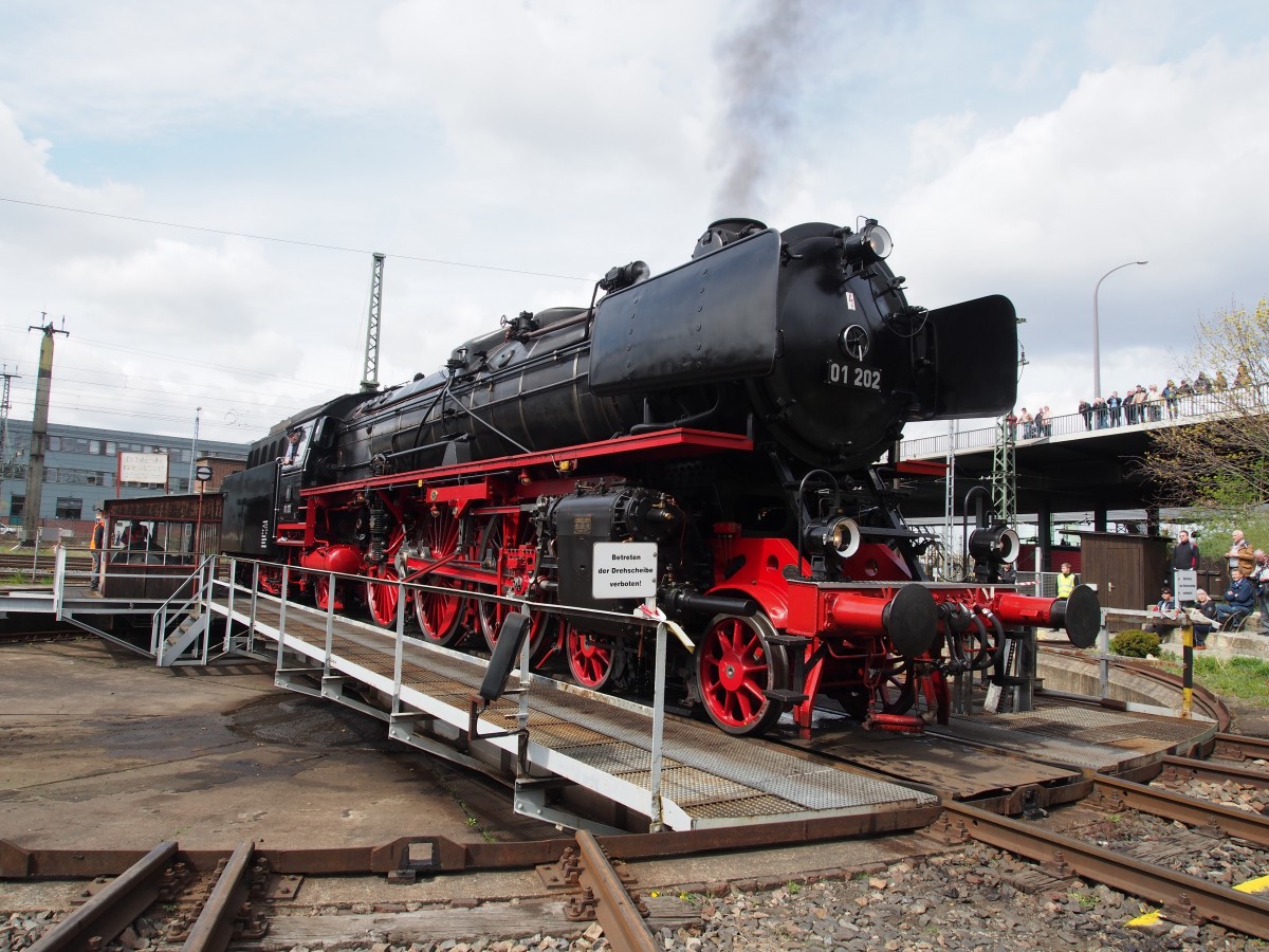 01 202 auf der Drehscheibe im Bw Dresden Altstadt beim 7.Dresdner Dampfloktreffen am 17.04.2015.