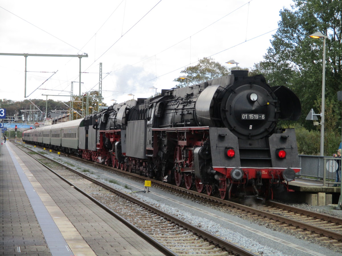 01.5 Doppelbespannung,am 05.Oktober 2019,mit 01 1519 und 01 0509 am Sonderzug Leipzig-Binz,in Bergen/Rügen.
