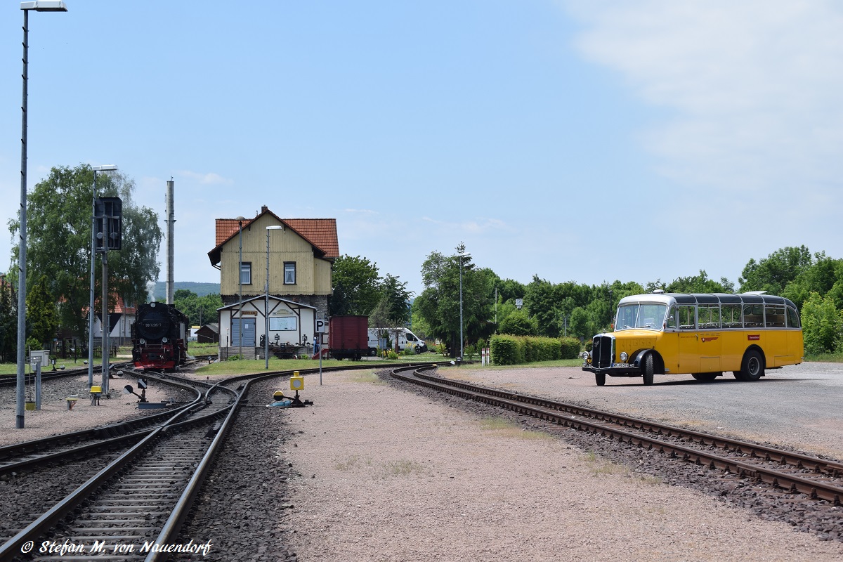 02.06.2017: 99 7235-7 auf dem Weg zum lokschuppen Gernrode. Rechts im Bild ist der suf Grund Heizermanges eingesetzte Schienenersatzverkehr zu sehen.