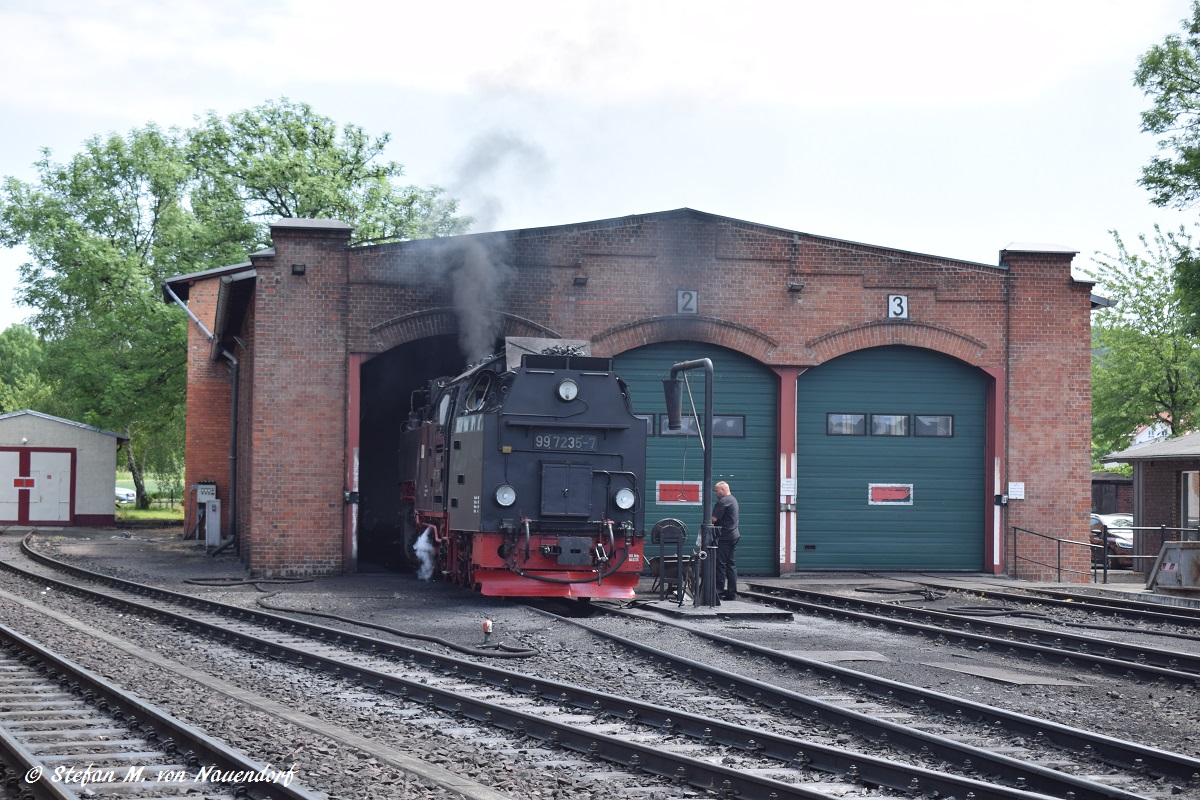 02.06.2017: 99 7235-7 vorm Lokschuppen Gernrode.