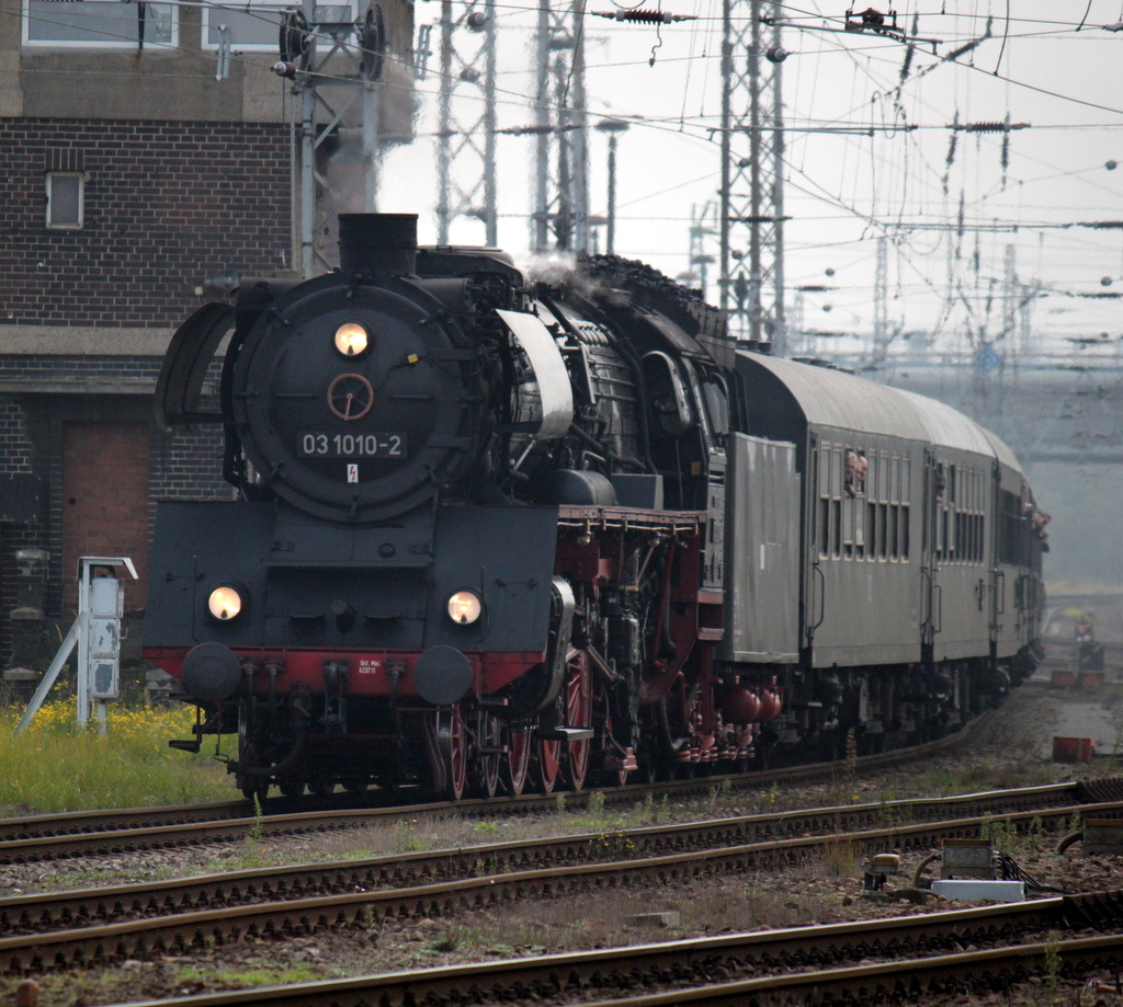 03 1010-2 mit dem LDC-Sonderzug von Cottbus nach Stralsund bei der Einfahrt im Bahnhof Stralsund.12.10.2013