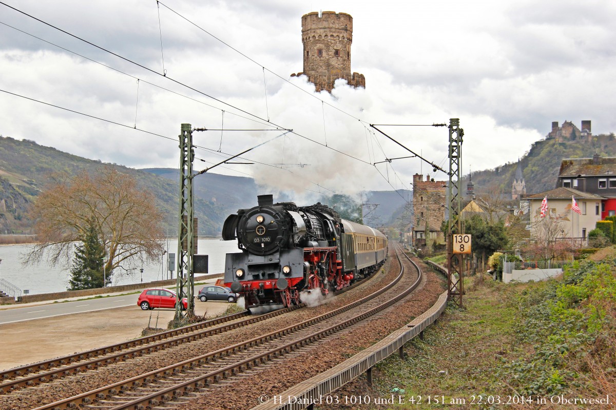 03 1010 und 242 151-9 mit dem Rheingoldzug am 22.03.2014 in Oberwesel.
Bild des Monats März 2014.