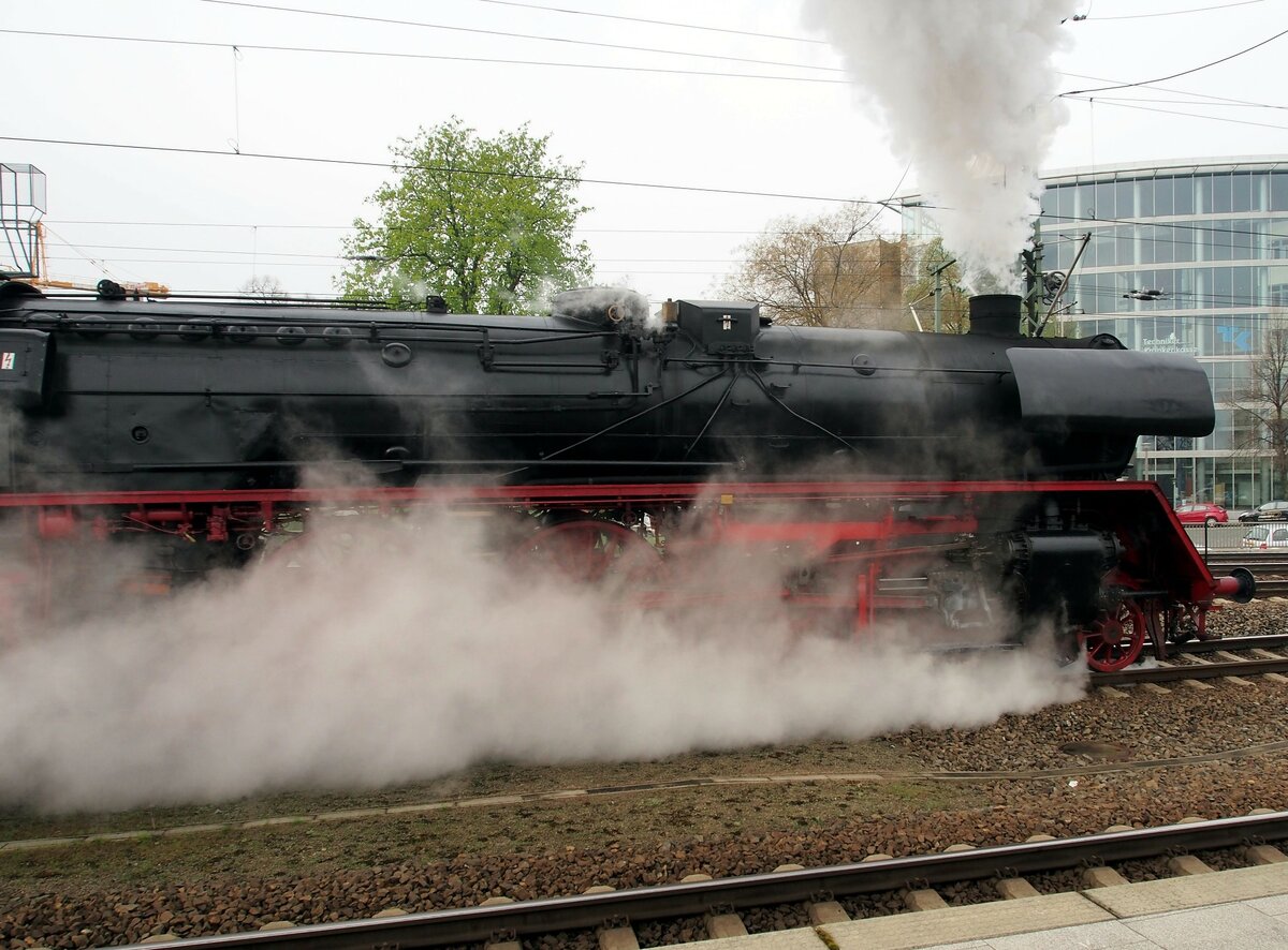 03 1010 Ausfahrt aus der Bahnhofshalle in Dresden Hbf beim 7.Dampfloktreffen am 15.04.2016.