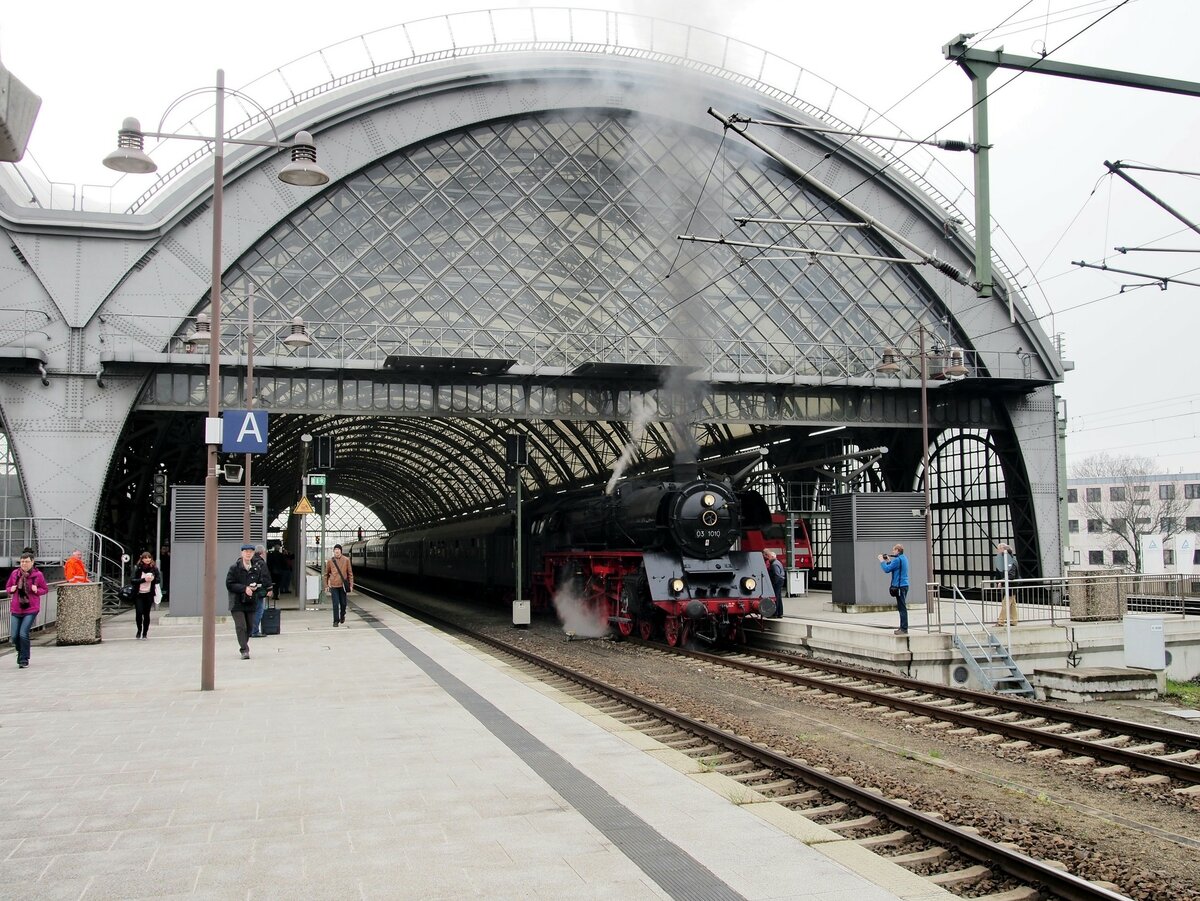 03 1010 fährt mit einem Sonderzug aus der Bahnhofshalle des Hbf Dresden aus am 15.04.2016.
