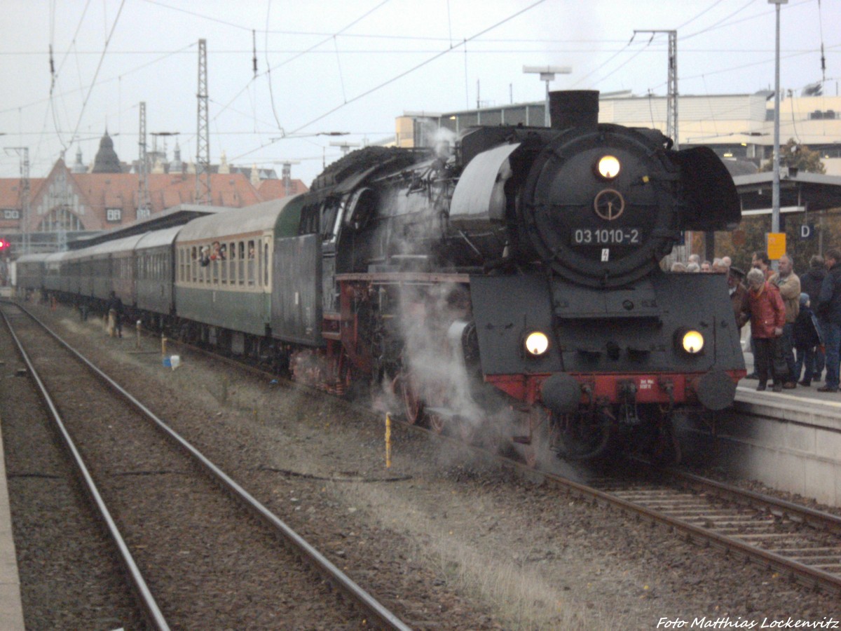 03 1010 mit dem D-Zug mit ziel Cottbus im Bahnhof Stralsund Hbf am 12.10.13