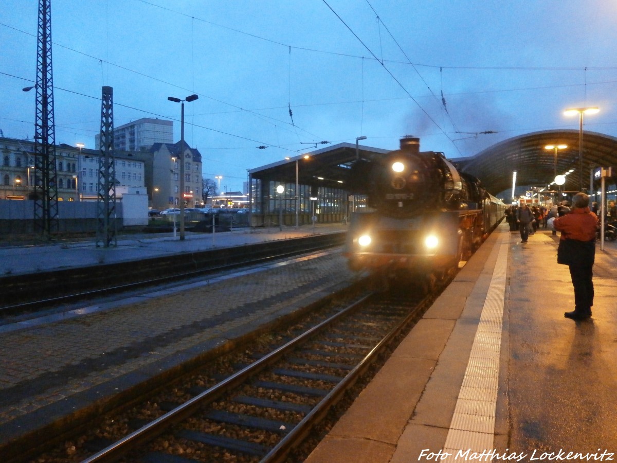 03 1010 mit dem DPE Sonderzug mit ziel Oberhof (Th�r) im Hallenser Hbf am 10.1.15