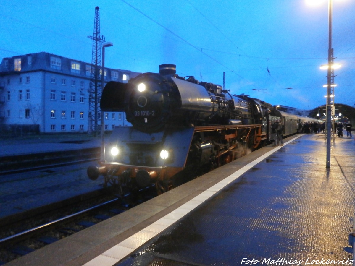 03 1010 mit dem DPE Sonderzug mit ziel Oberhof (Th�r) im Hallenser Hbf am 10.1.15