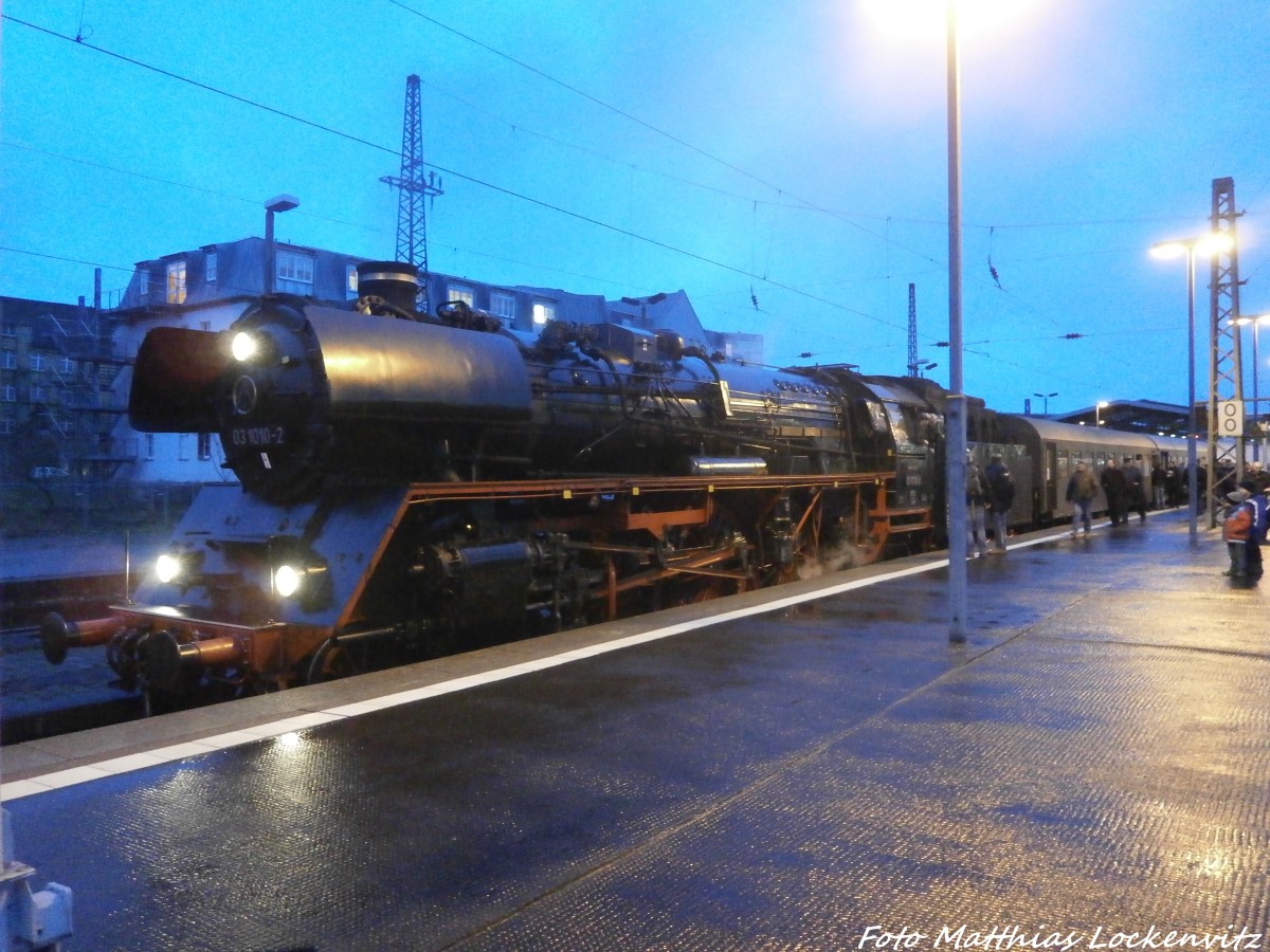 03 1010 mit dem DPE Sonderzug mit ziel Oberhof (Th�r) im Hallenser Hbf am 10.1.15